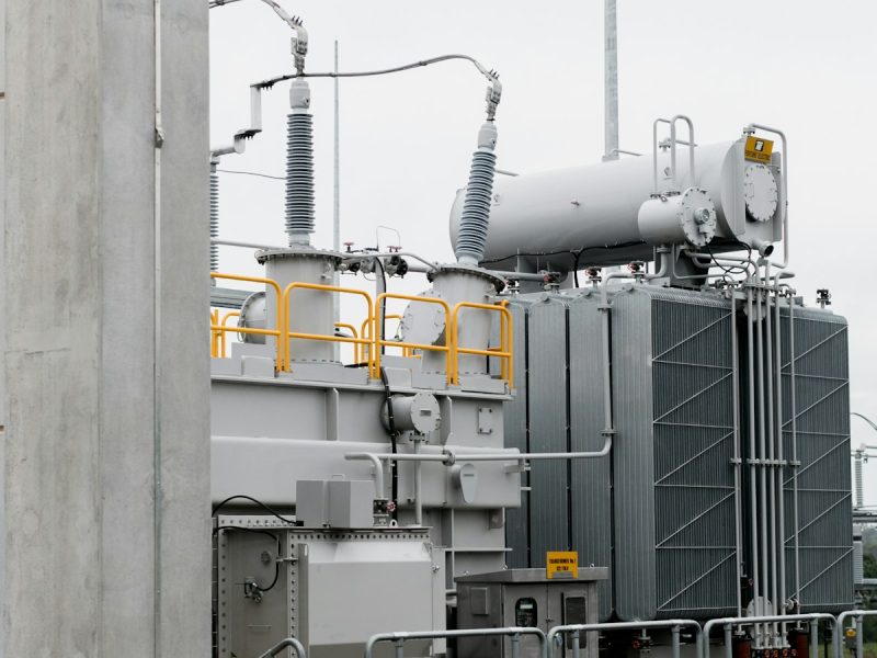 Power transformer with radiators