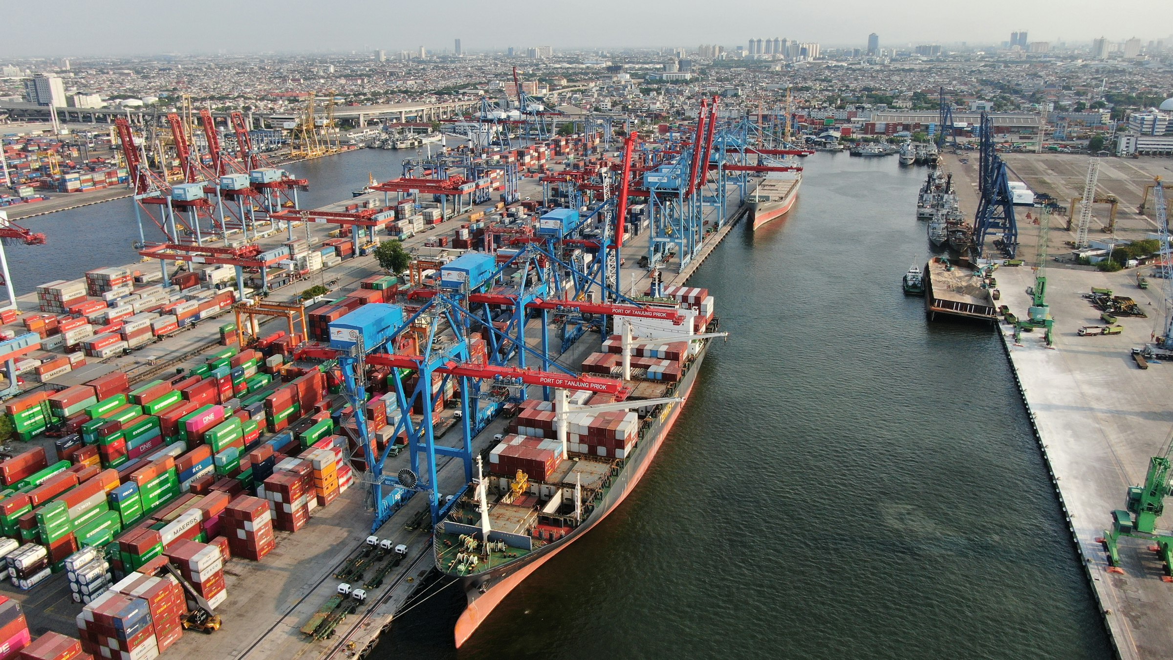Container terminal with ship-to-shore cranes